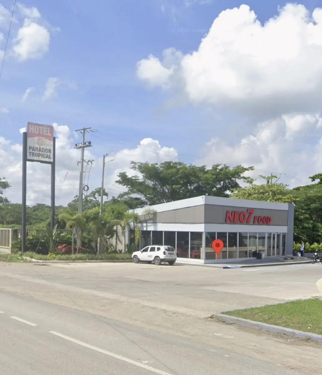 Restaurante Neo 7 y señal del Hotel Parador Tropical en Las Mercedes