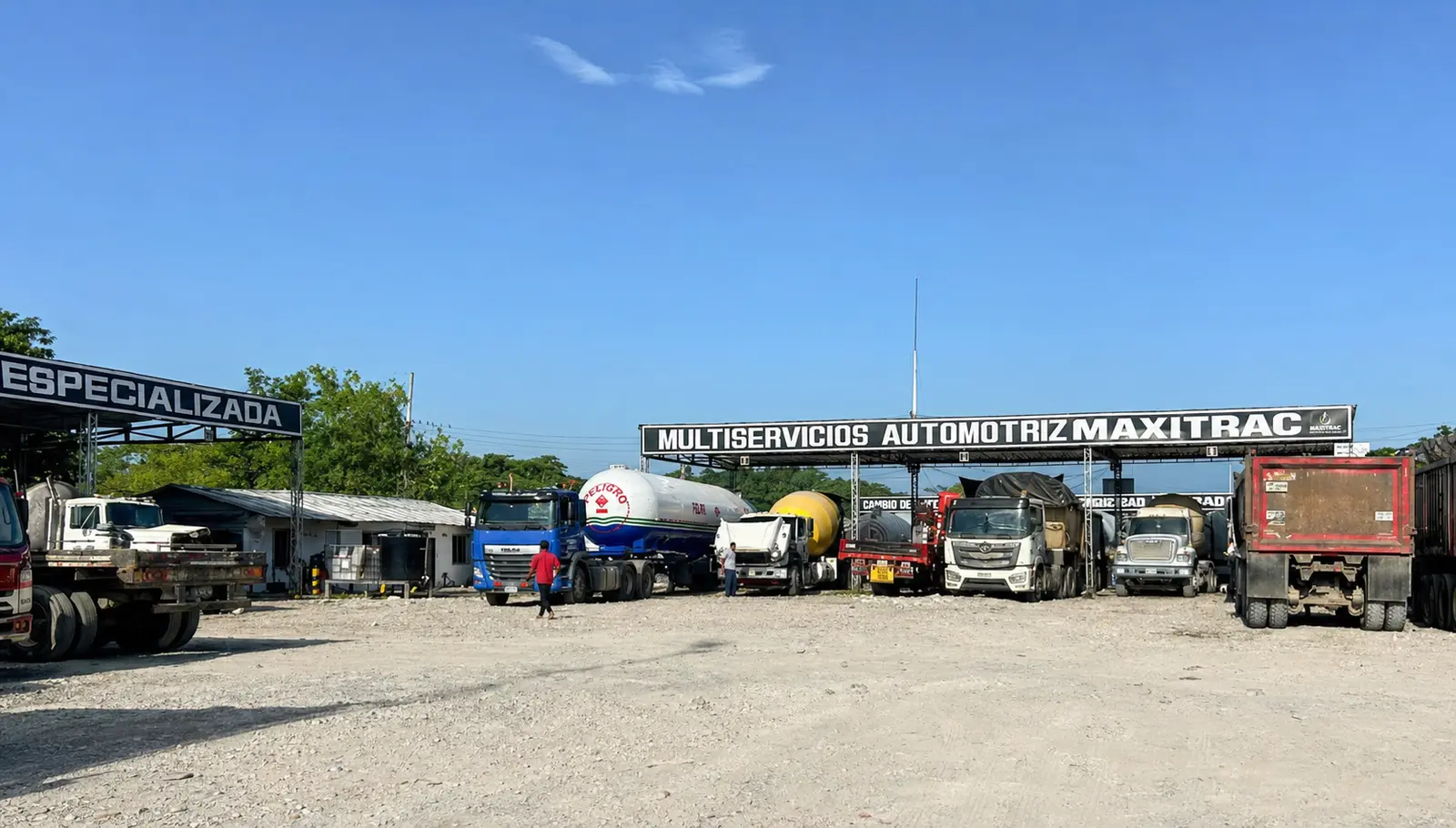 Fachada de Multiservicios Automotriz Maxitrac Tamakú con vehículos pesados