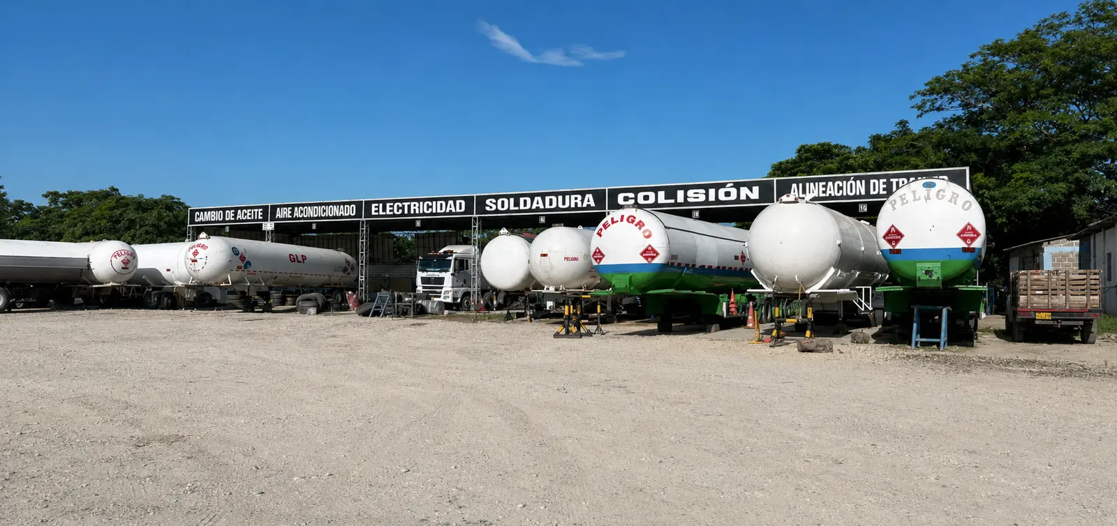 Patio de Maxitrac Tamakú con tractocamiones cisterna frente a las áreas de servicio