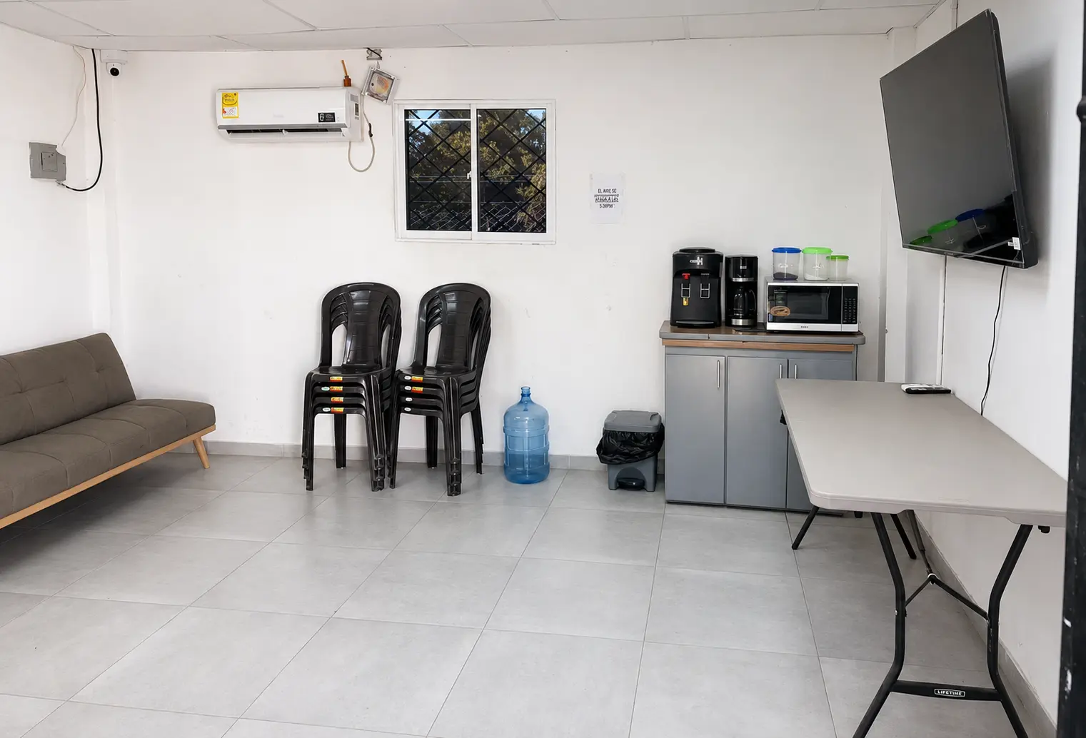 Sala de espera con aire acondicionado, televisión, café y mesas en Maxitrac Tamakú